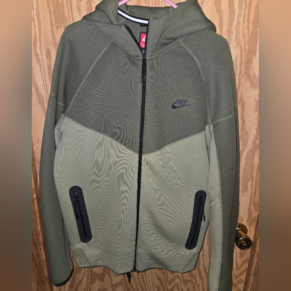 Nike Tech Olive Green outfit